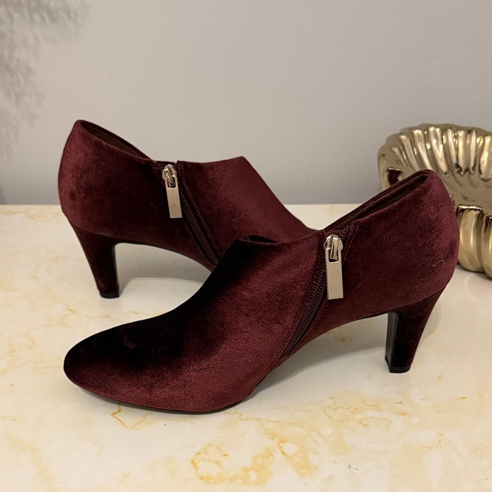 Elegant Burgundy velour shoe